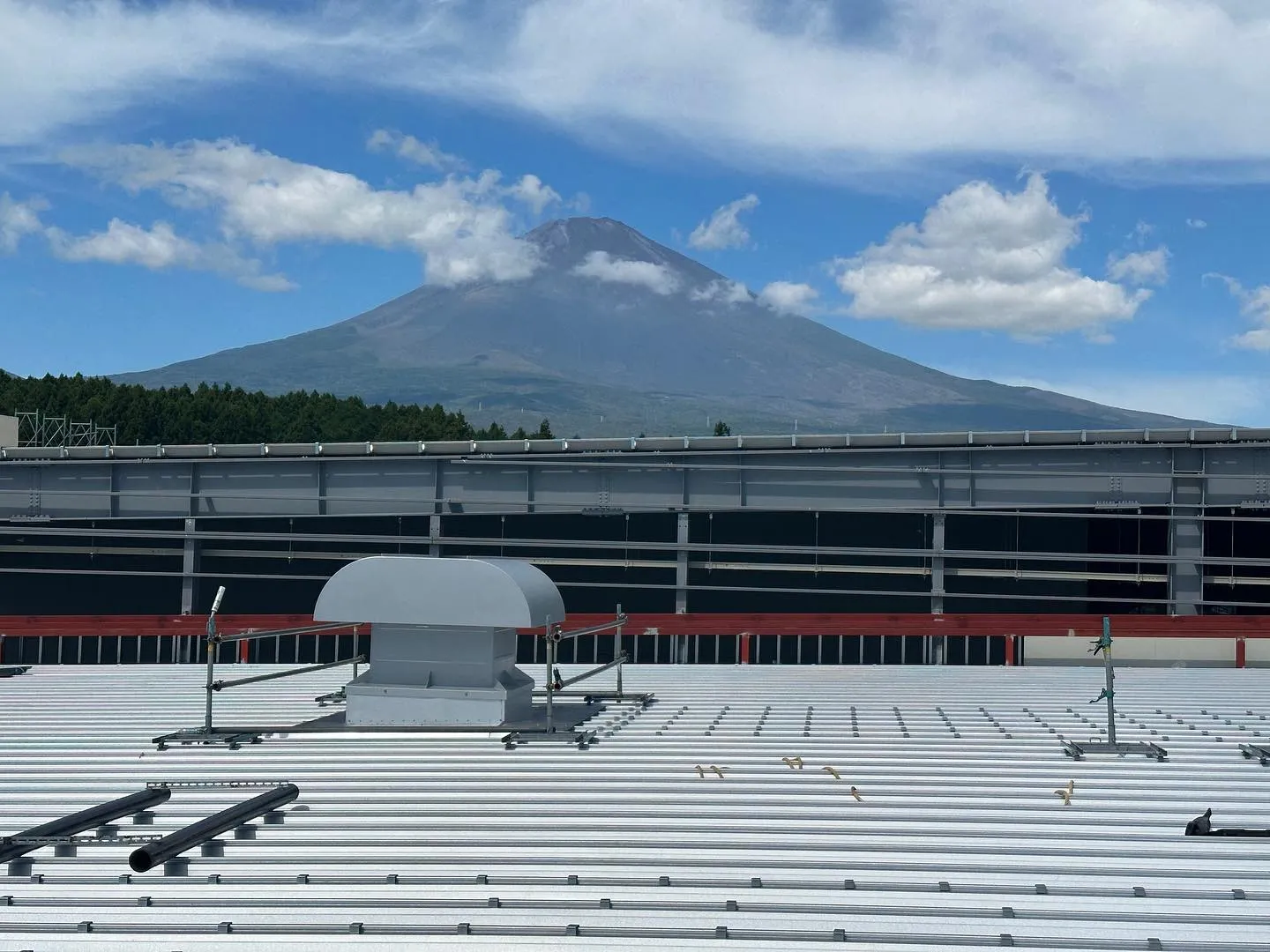 富士山🗻の見える場所でルーフファン、排煙ハッチの設置工事を行...